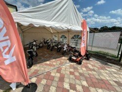 ekspozycja motocykli w namiocie