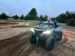 quad cf moto 850 w terenie wraz z dzieckiem